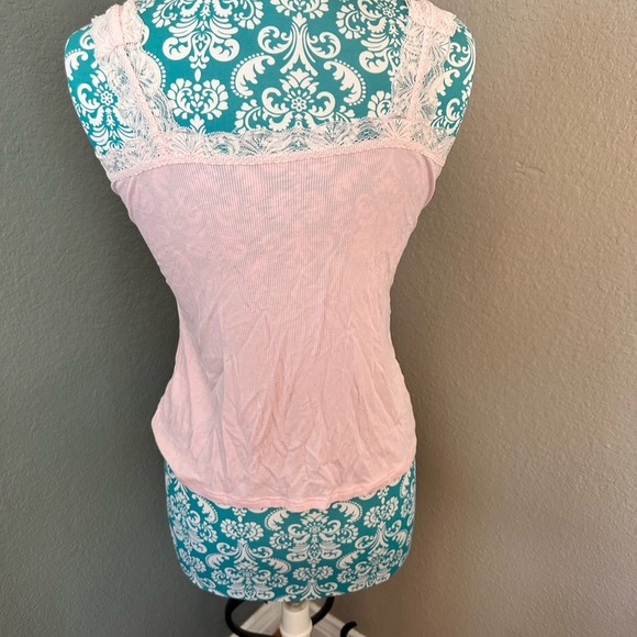 Pink Ribbed Y2K Top. Lace V-neck. NWOT. Soft pink - Picture 4 of 6